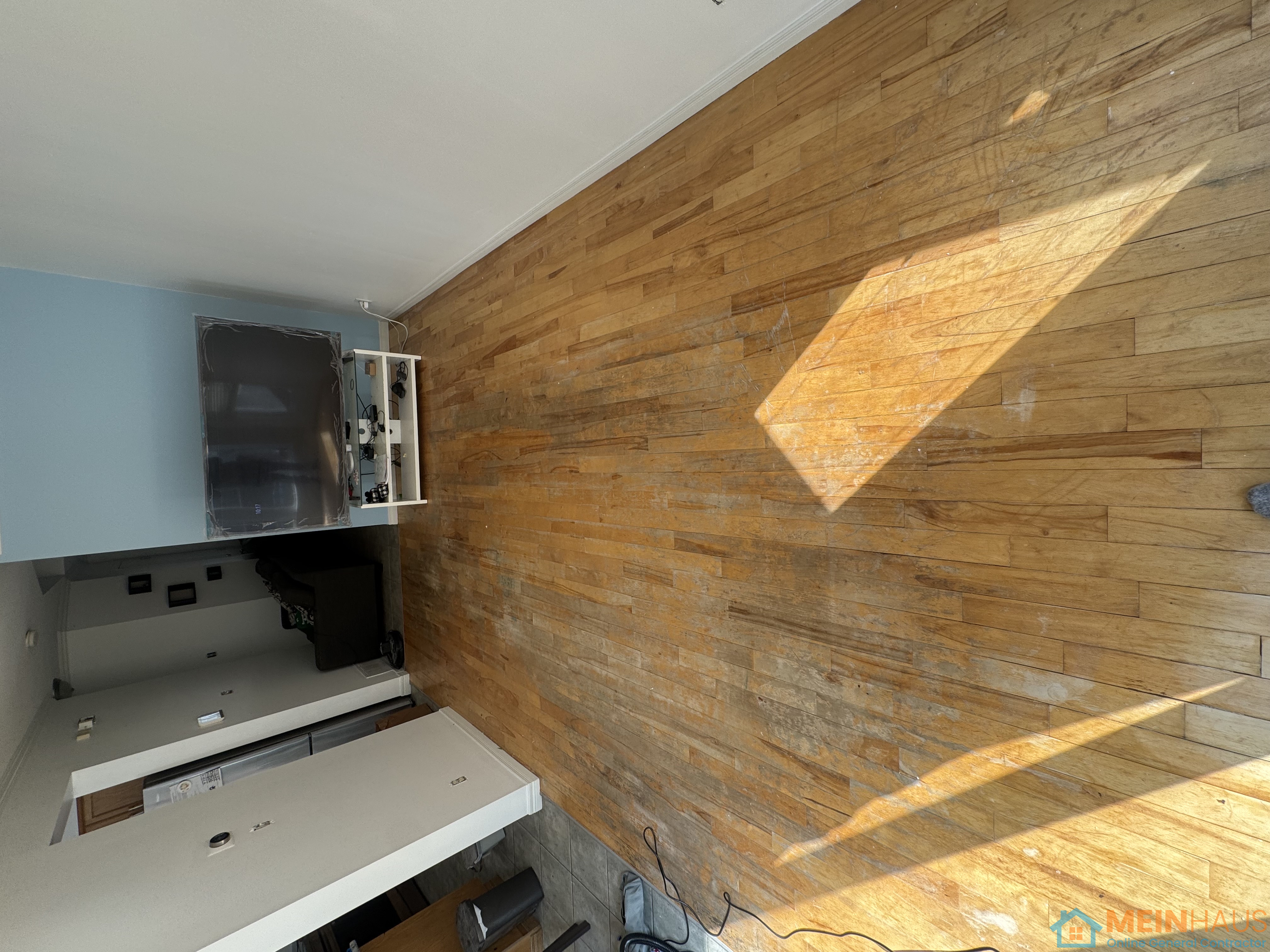 Winnipeg, Manitoba Finish Carpentry: Baseboards, Crown Moulding, Wainscott - Before | MeinHaus